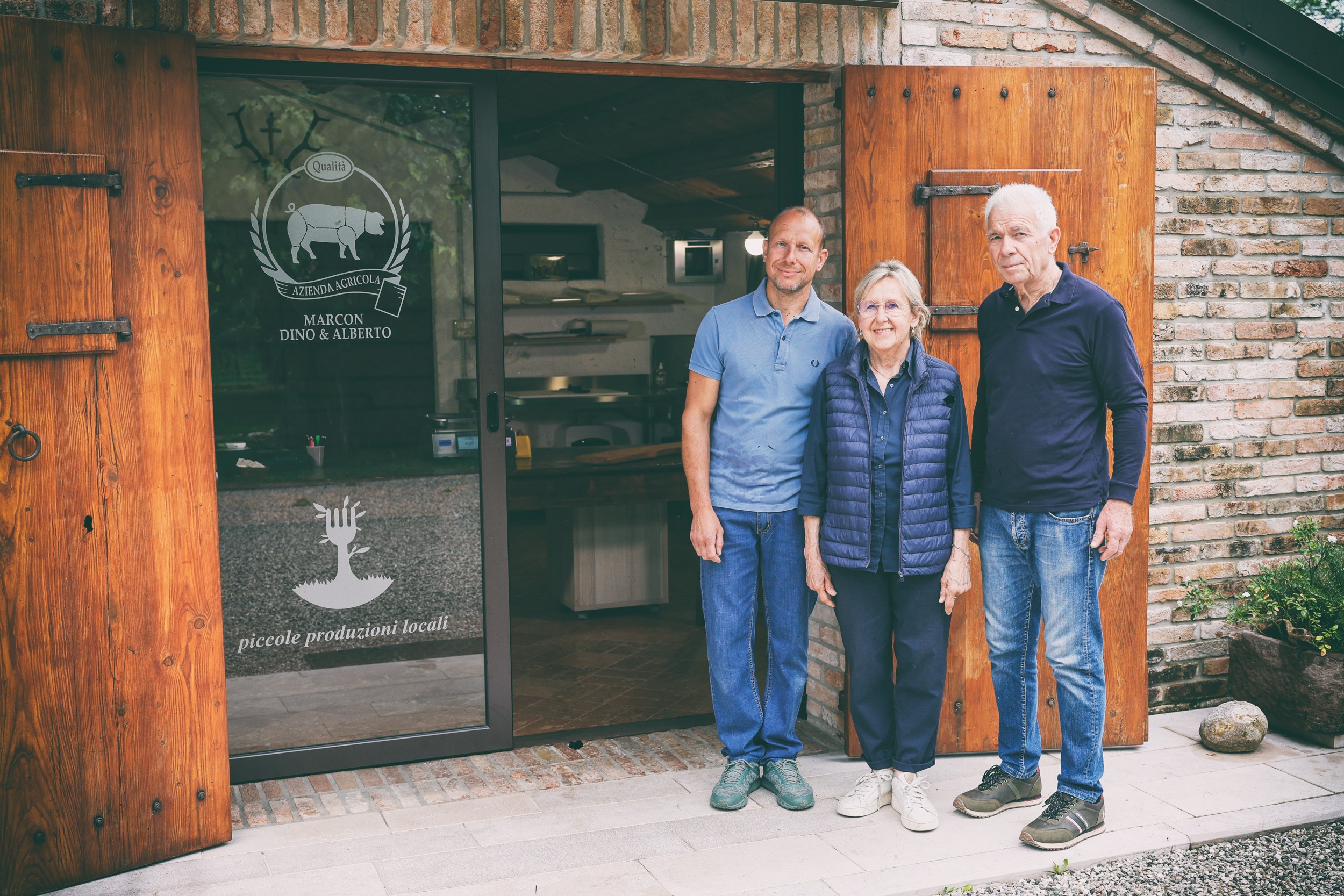 famiglia marcon davanti il negozio di salumi a santa maria del piave