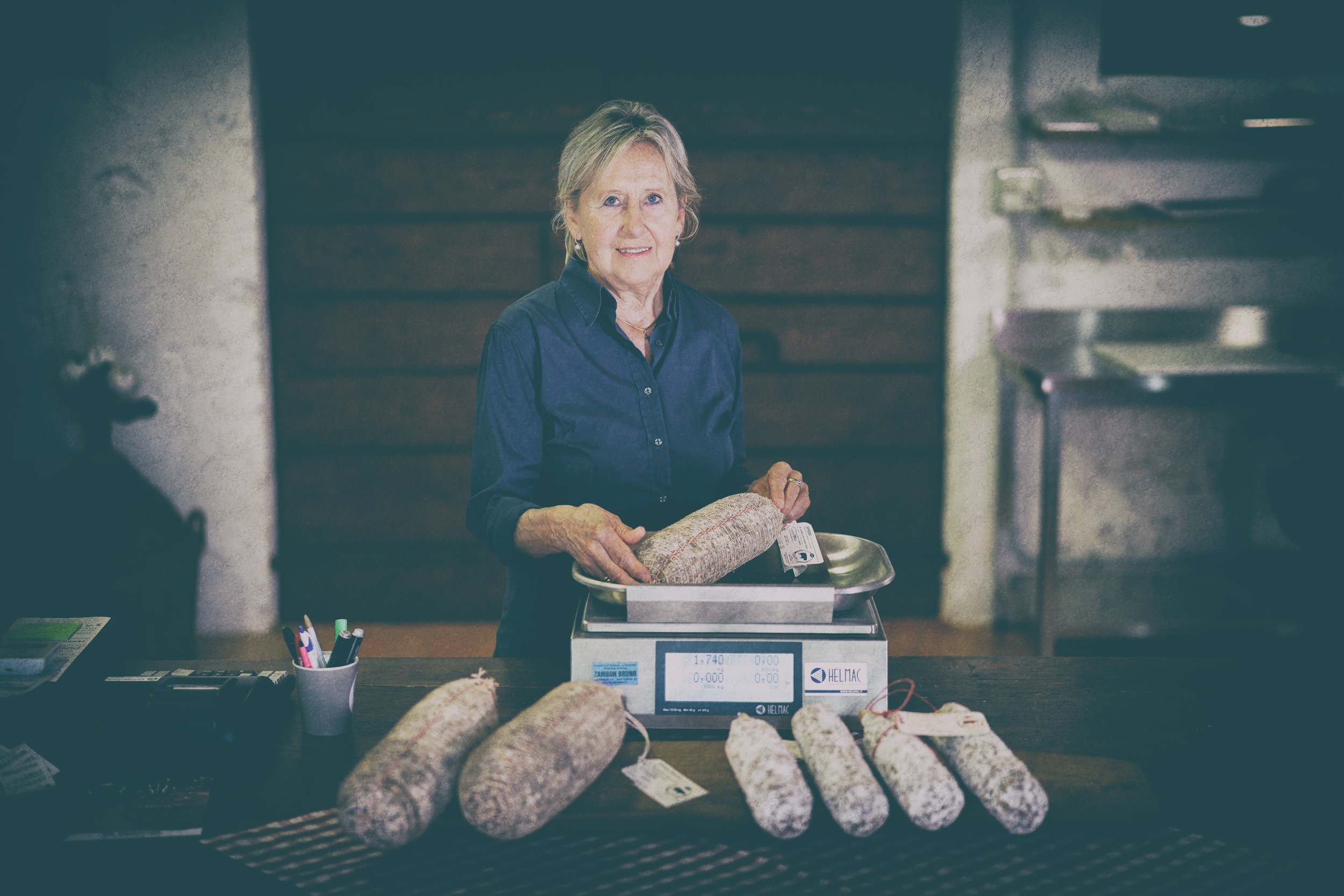 signora che vende salumi nel negozio di azienda agricola marcon<br />
