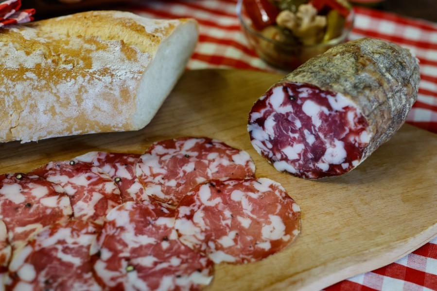 Salame riva alta tagliato a coltello su tagliere salumi marcon conegliano